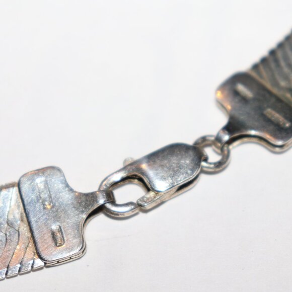 Beautiful Herringbone necklace 18" long .5" wide - Picture 4 of 7